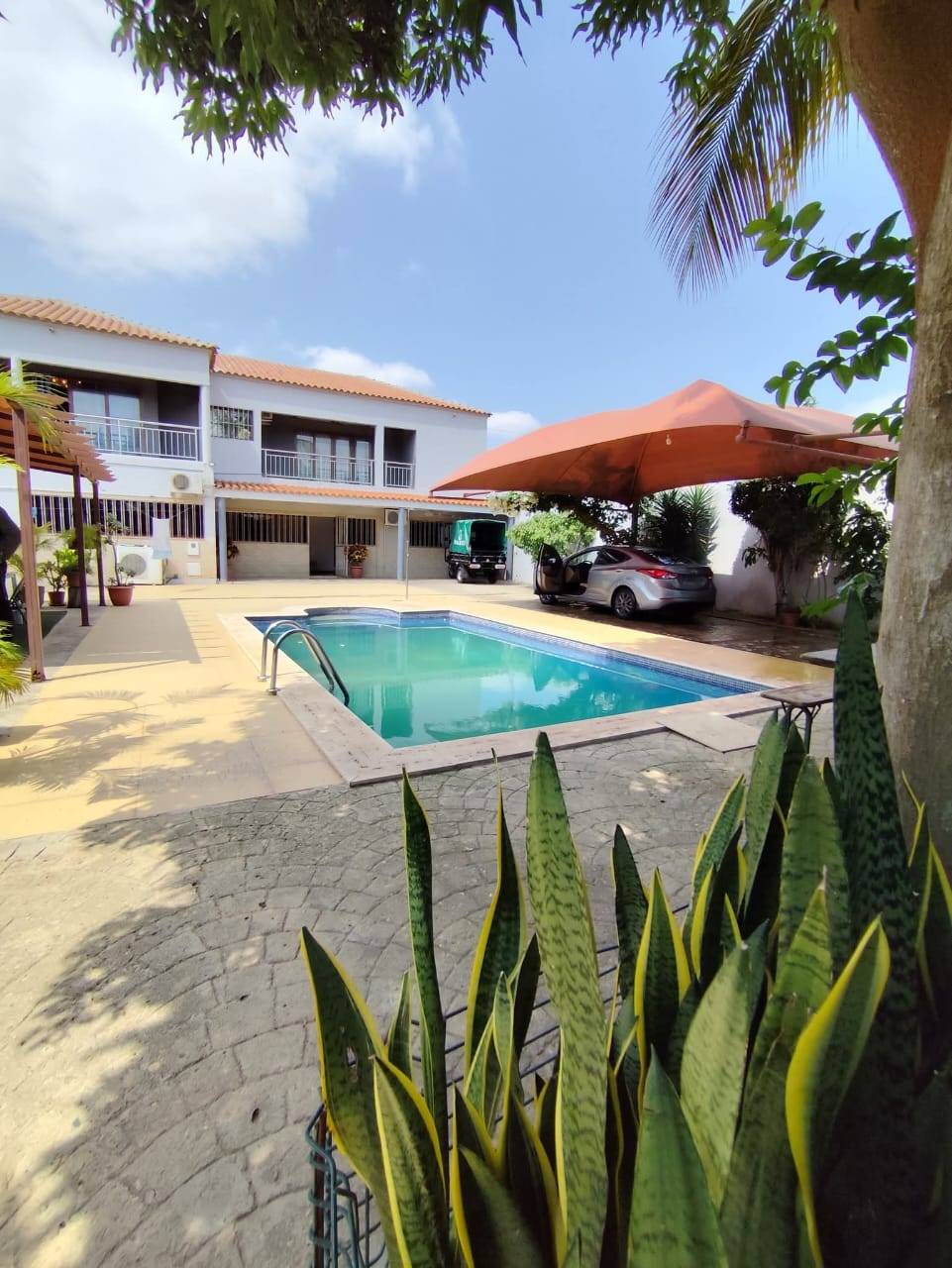 VENDA | MORADIA DĂPLEX V4+1 MOBILADA COM PISCINA & ANEXO (đ NO PATRIOTA/BENFICA ) em Luanda - T5