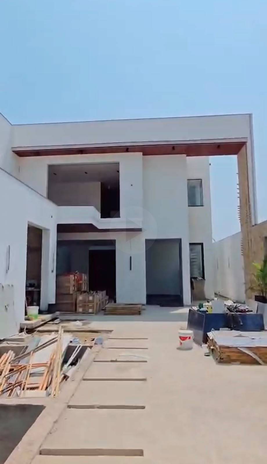 VENDA | 🏡 VIVENDA📍 VIA EXPRESSA, após o 11 de Novembro, a apenas 1 minuto da estrada principal. em Luanda - T3