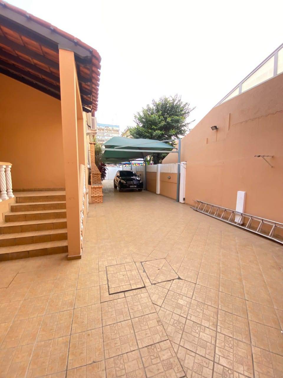 VENDA | VIVENDA V4+1 COM DUAS COZINHAS EQUIPADAS (MACULUSSO, LARGO DA IGREJA ADVENTISTA) em Luanda - T5