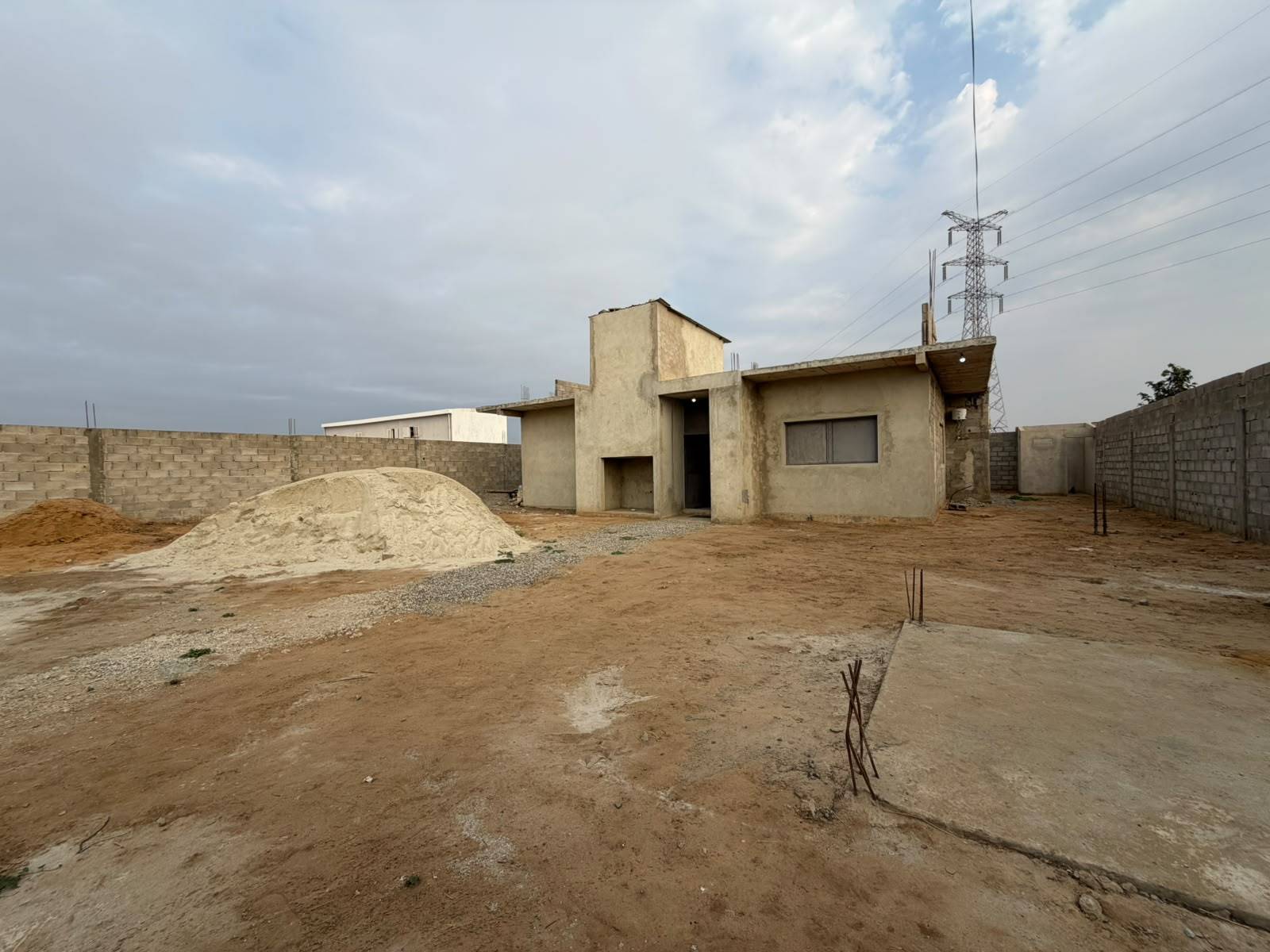 VENDA | 🏠CASA INACABADA T4 NA VIA EXPRESSA, CONDOMÍNIO BOA-VIDA E A VILA JERICÓ em LUANDA - T4