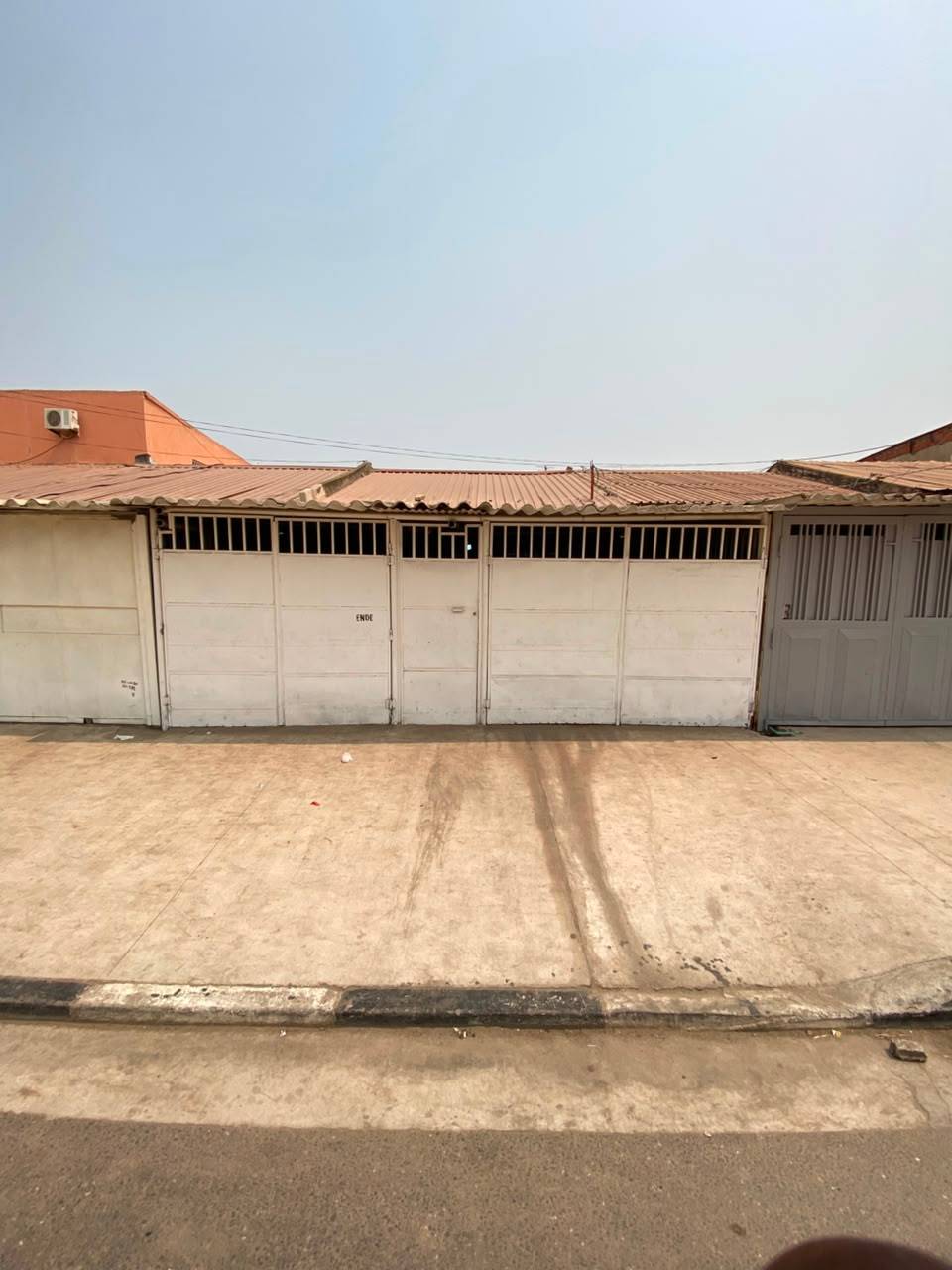 VENDA | VIVENDA V3+1 NO BAIRRO POPULAR (DE FRONTE Á ESTRADA) em Luanda - T4