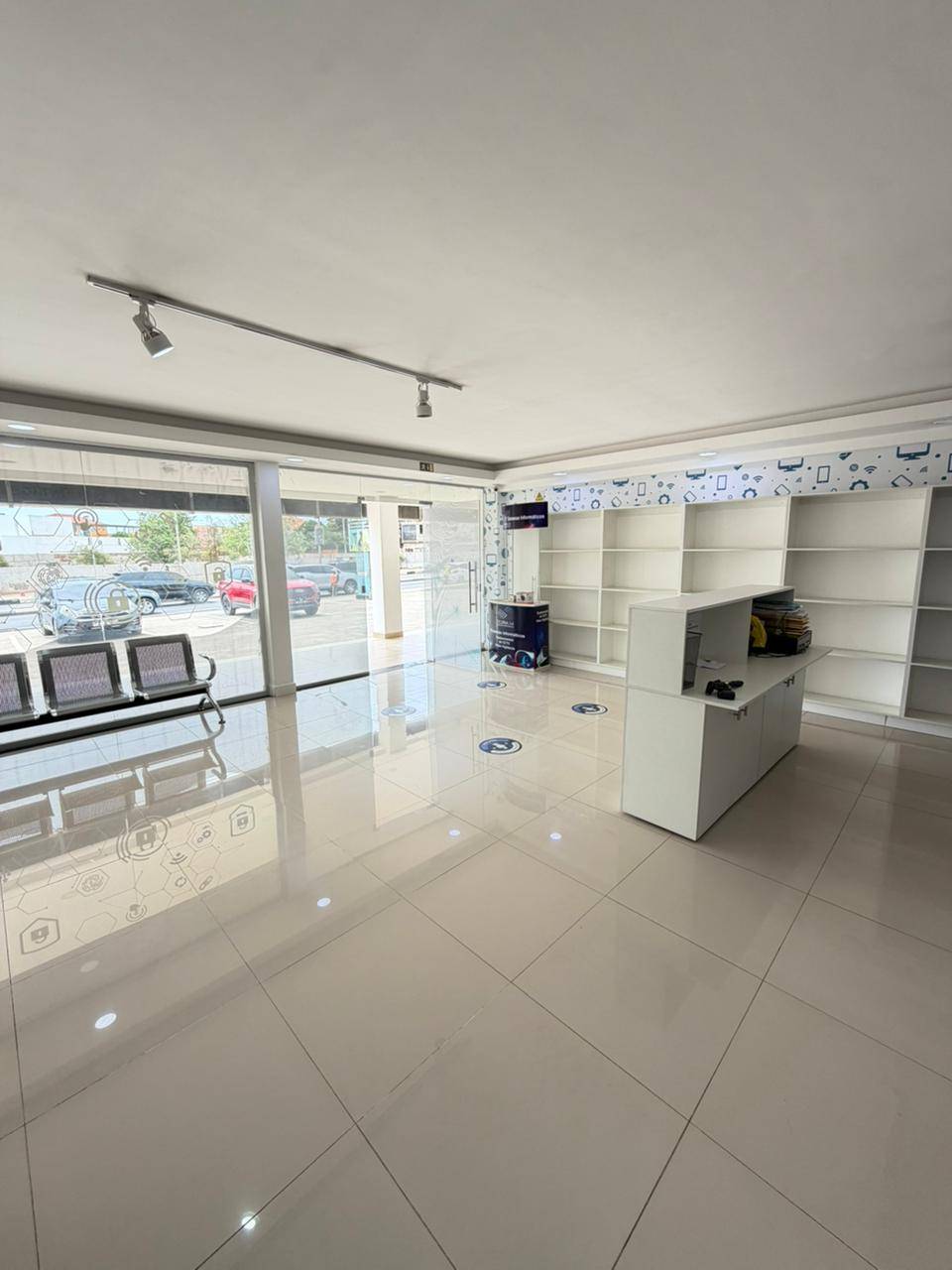 ARRENDAR | ESPAÇO COMERCIAL DE 75m2 NO LAR DO PATRIOTA(SERVE COMO:Botique,Lavandaria,Escritório,Loja de conveniência,Farmácia) - Foto 1