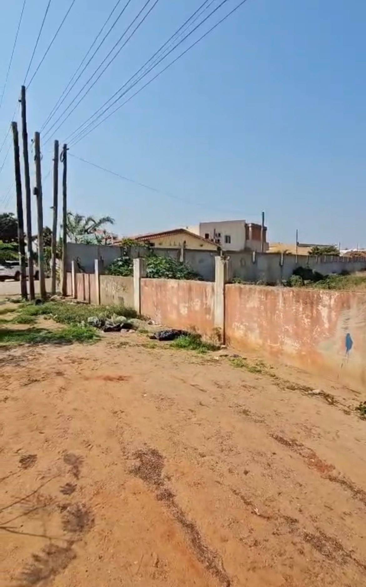 VENDA | TERRENO BEM LOCALIZADO E VEDADO NO PATRIOTA, NA PRIMEIRA LINHA À 10 METROS DA ESTRADA PRINCIPAL - Foto 1