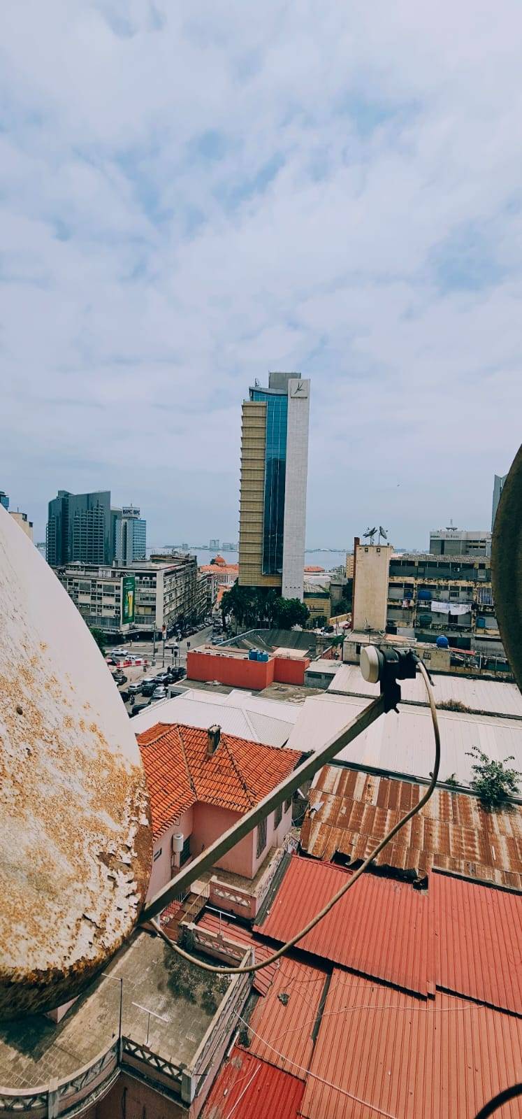 VENDA | APARTAMENTO T3 NA CIDADE EDIFÍCIO LIMPO E ORGANIZADO NO 4° ANDAR (MUTAMBA, AO LADO DA EMBAIXADA PORTUGUESA) em Luanda - T3