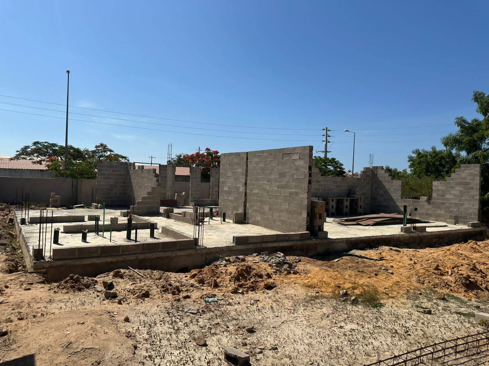 TERRENO COM OBRAS INICIAL - Foto 1