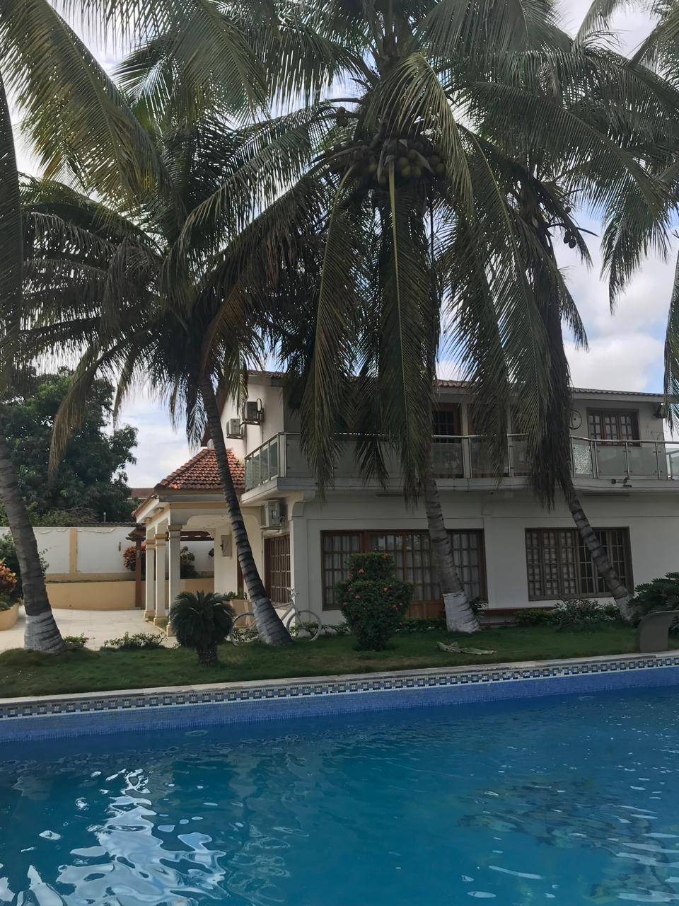 Vivenda espaçosa com piscina - Foto 1