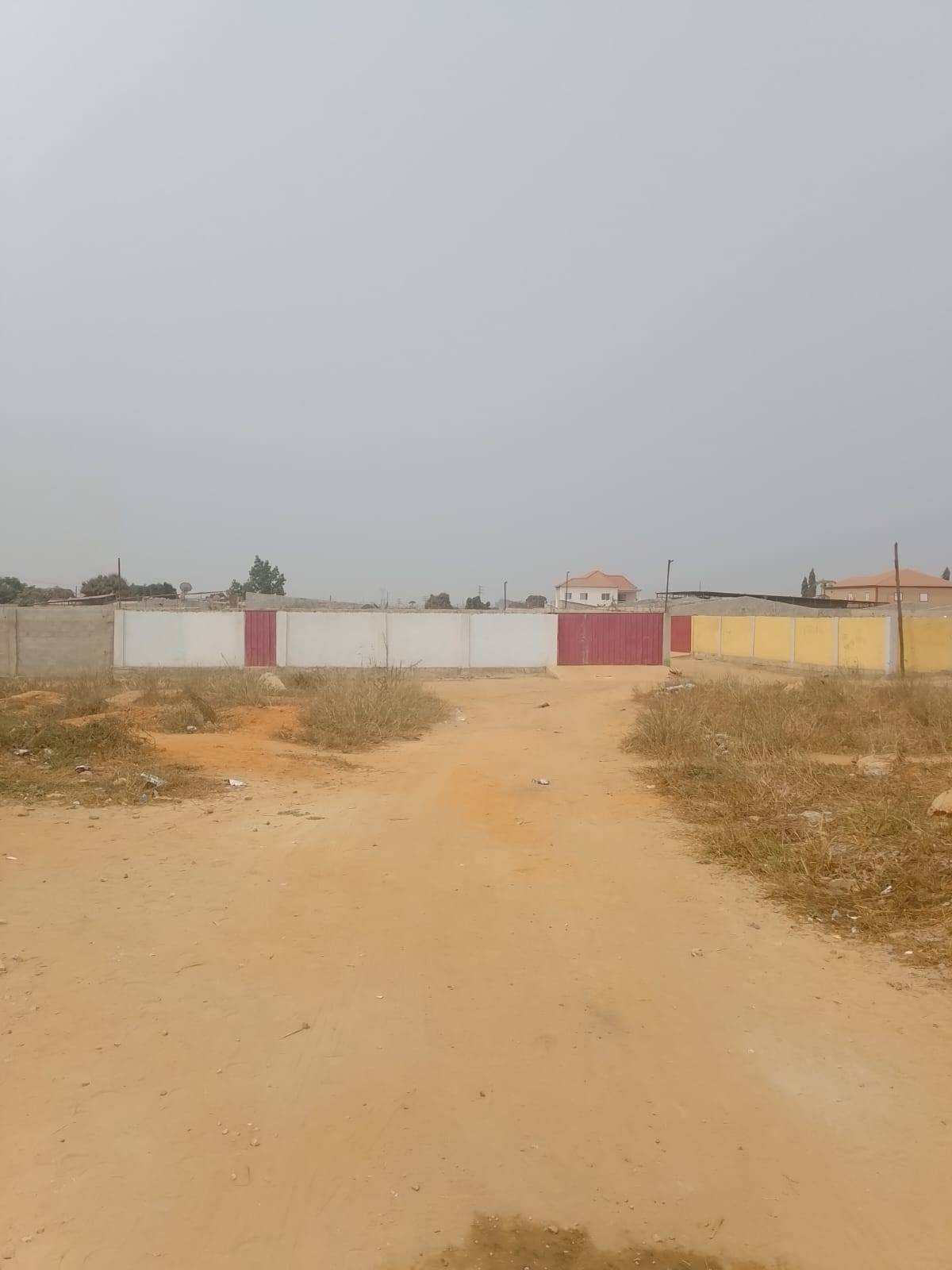 VENDE SE ESTE ESPAÇO DE 13/25 #ZANGO 0 PARAGEM DO BANCO BFA ZONA B NAS MEDIAÇÕES DO COLÉGIO MANHÃ DE SABER* em Luanda