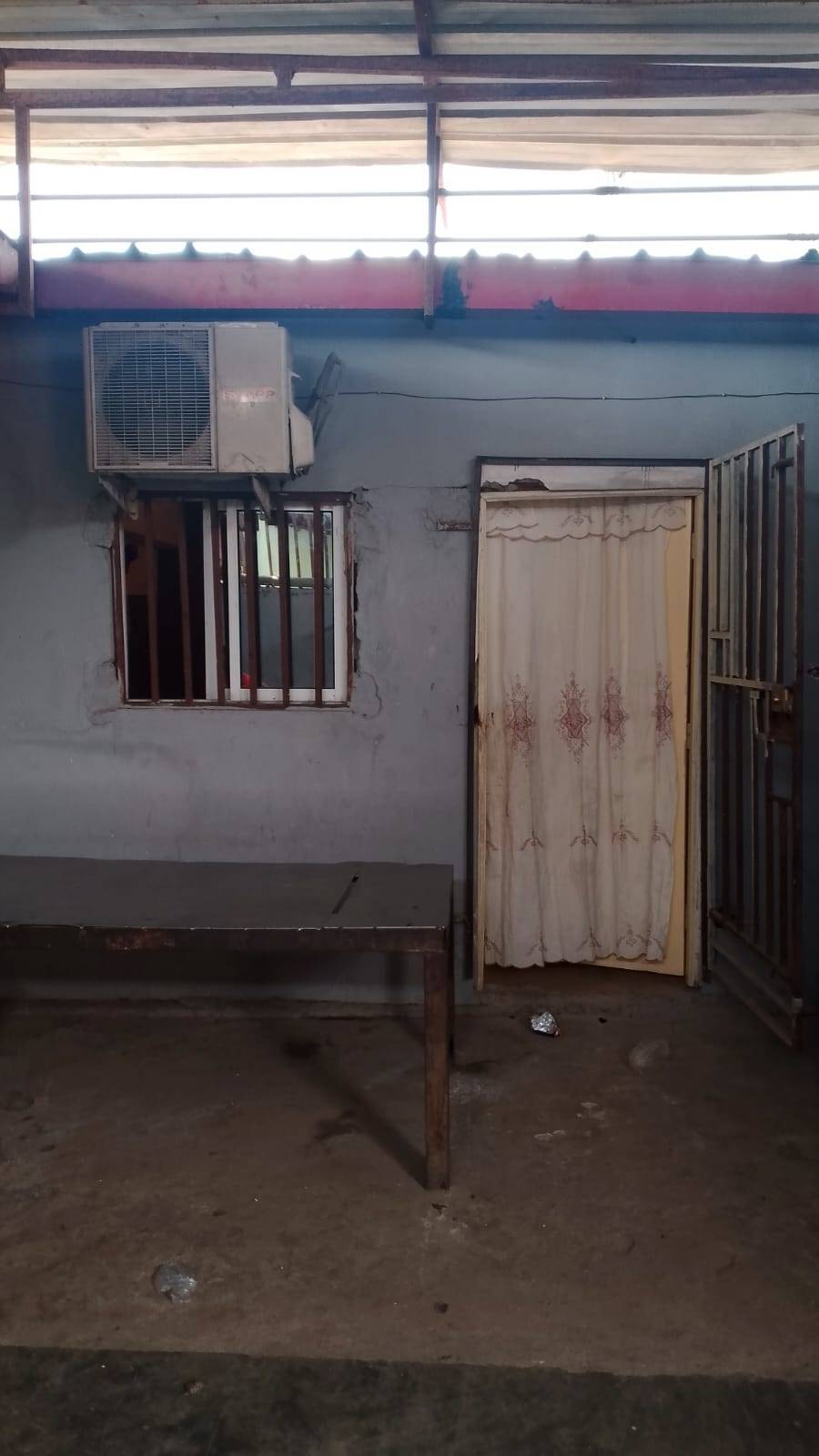 ARRENDAR | Moradia Tipologia T0 suite com tudo mosaicado e teto falso (Localizado no cazenga filda depois das rolotes) em Luanda - T1