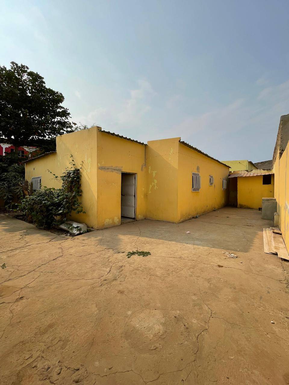 Arrenda-se esta casa T3 Quintal Sozinho . Localização: TALATONA, BAIRRO DANJARRÉ, POR DE TRÁS DA PRAÇA DA ALEGRIA em Luanda - T3