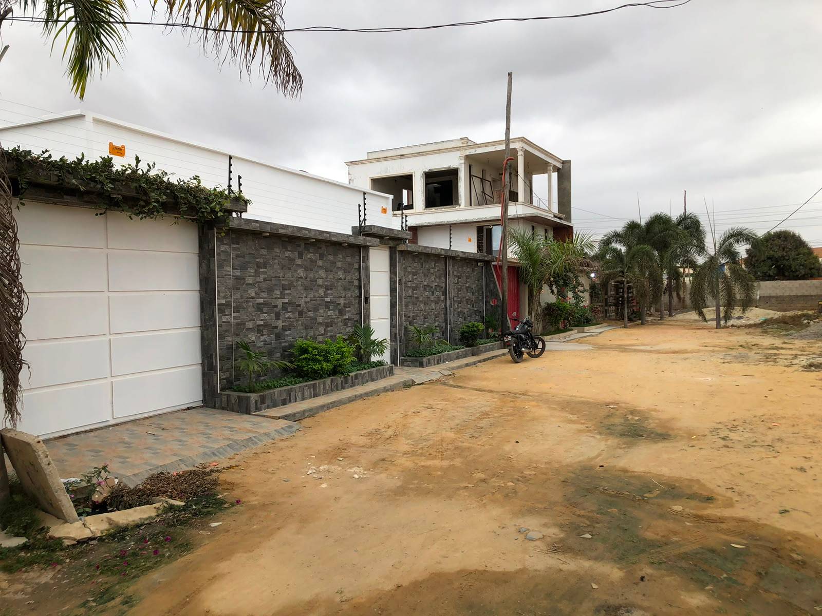 T3 - quintal Sozinho imóvel super Limpo Localização: Na entrada do Resort Bantu Via Express em Luanda - T3