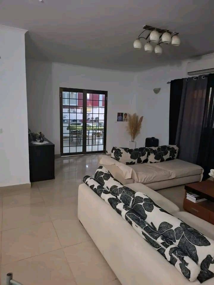 VENDA SE ESTE 1°ANDAR T3 ZANGO 4 *PARAGEM DO MERCADO FRENTE CAMO DA CINQUENTINHA* - Foto 1
