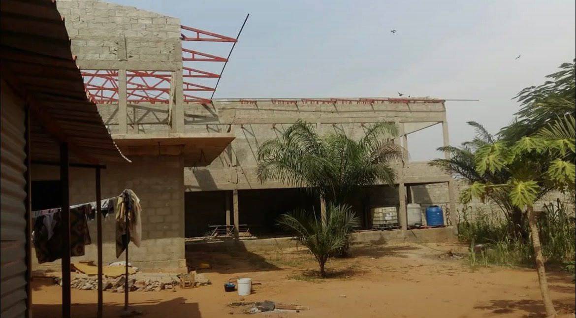 VENDE-SE este terreno já vedado com uma construção Inacabada - Foto 1