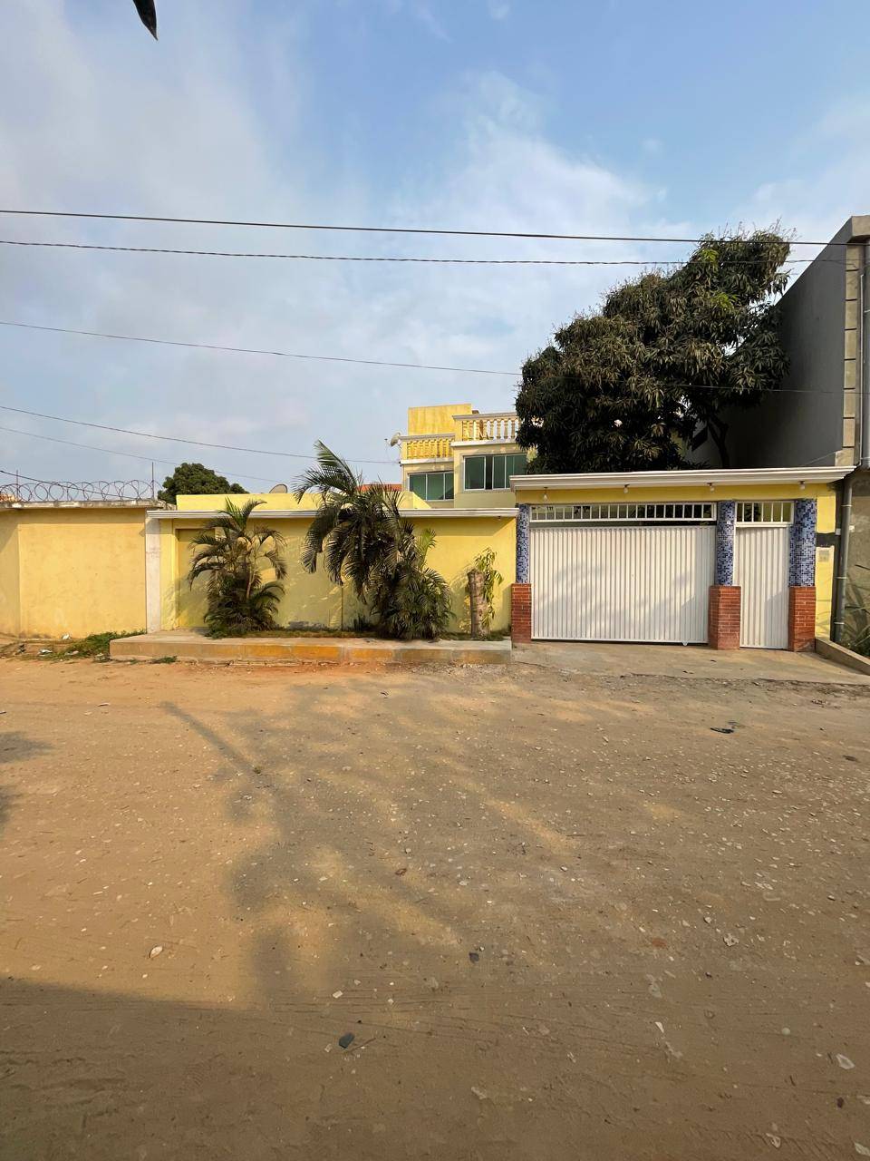 Arrenda-se Vivenda V5 em Luanda - T4