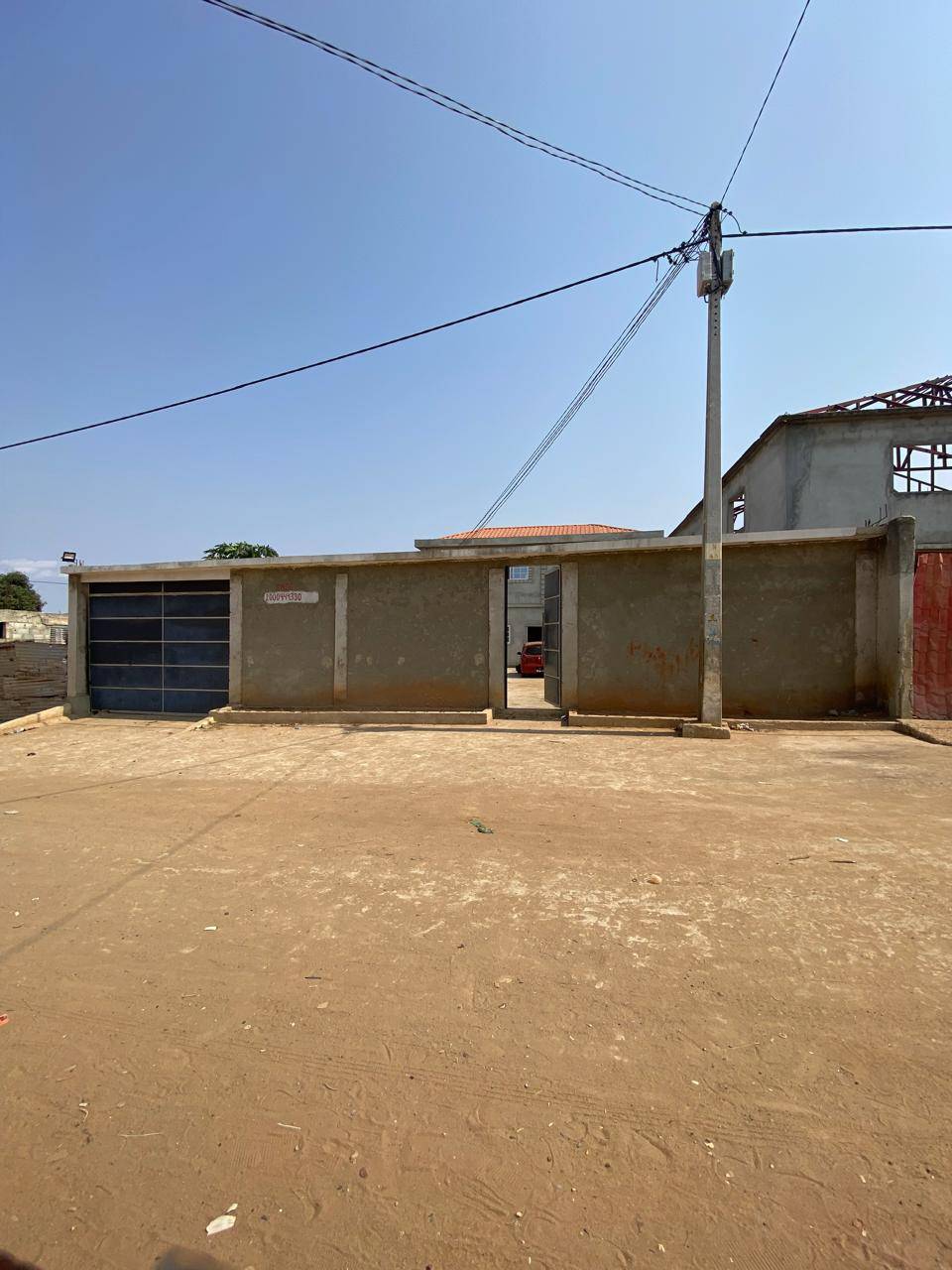 Arrenda-se esta casa T3 1°Andar / Quintal privado em Luanda - T3