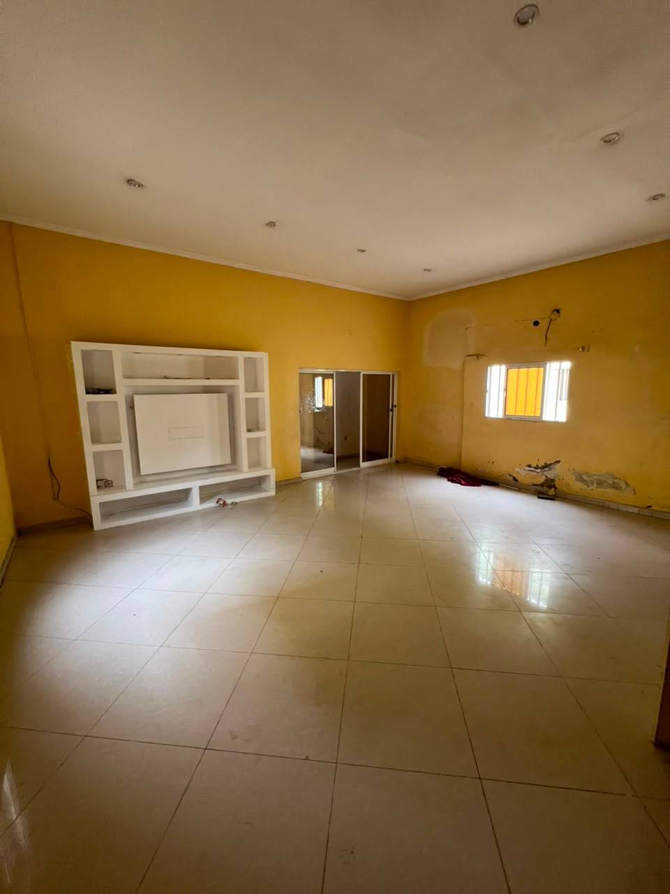 ARRENDA-SE ESTA CASA DO TIPO T3 DENTRO DE UM PEQUENO RESIDENCIAL em Luanda - T3