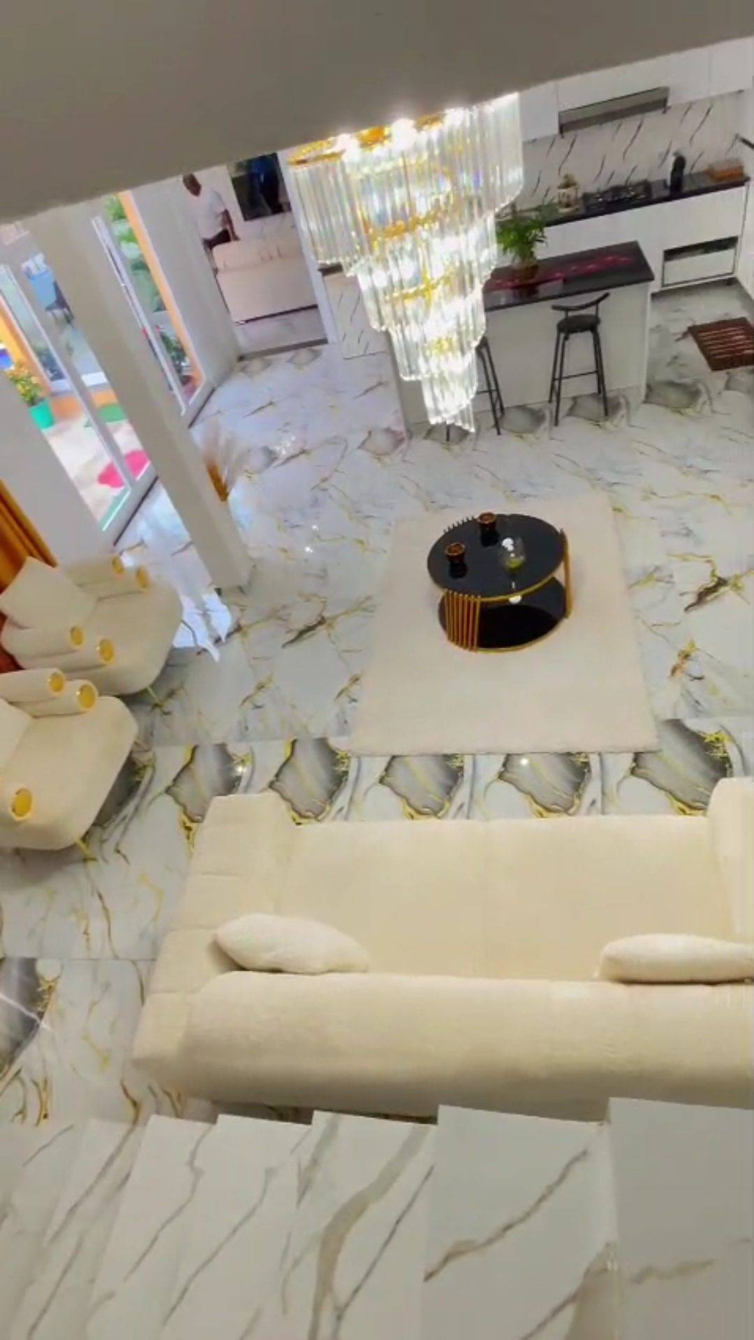 Vende-se - Vivenda de Esquina VIVENDA V4/PRIMEIRO ANDAR em Luanda - T4