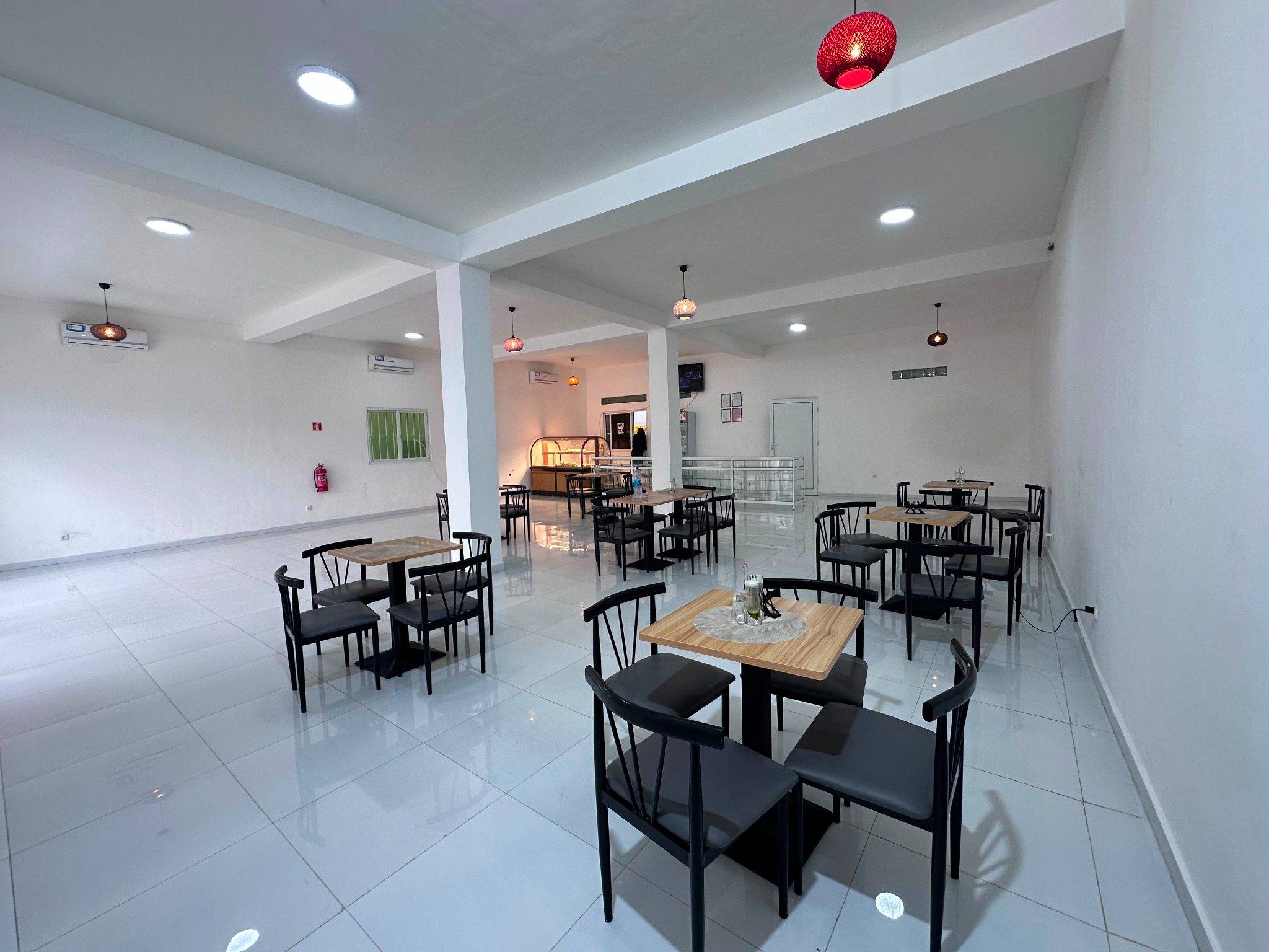 Aluga- se este magnífico restaurante a beira estrada . em Luanda