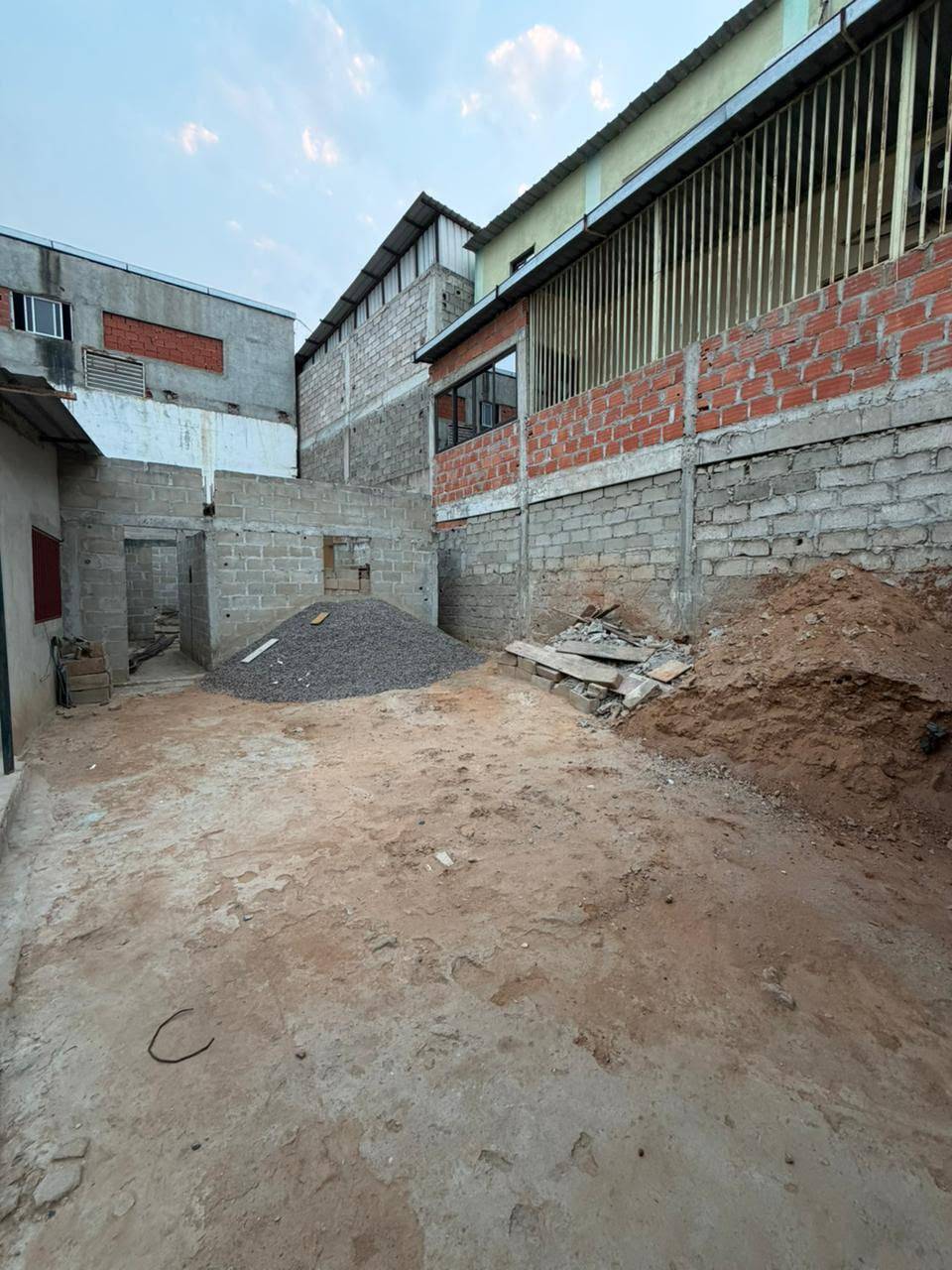🏡 VENDE-SE TERRENO DE  18×6  COM ANEXO T1 INACABADO – TALATONA