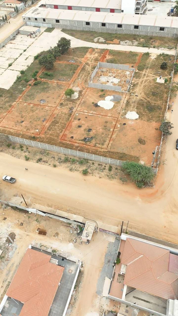  Vender: Temos 7 lotes disponível na via express - rua do Hotel e Casino Baouli - serra van - Dunem - zona asfaltada - rua do condômino Ubuntu  - Foto 1