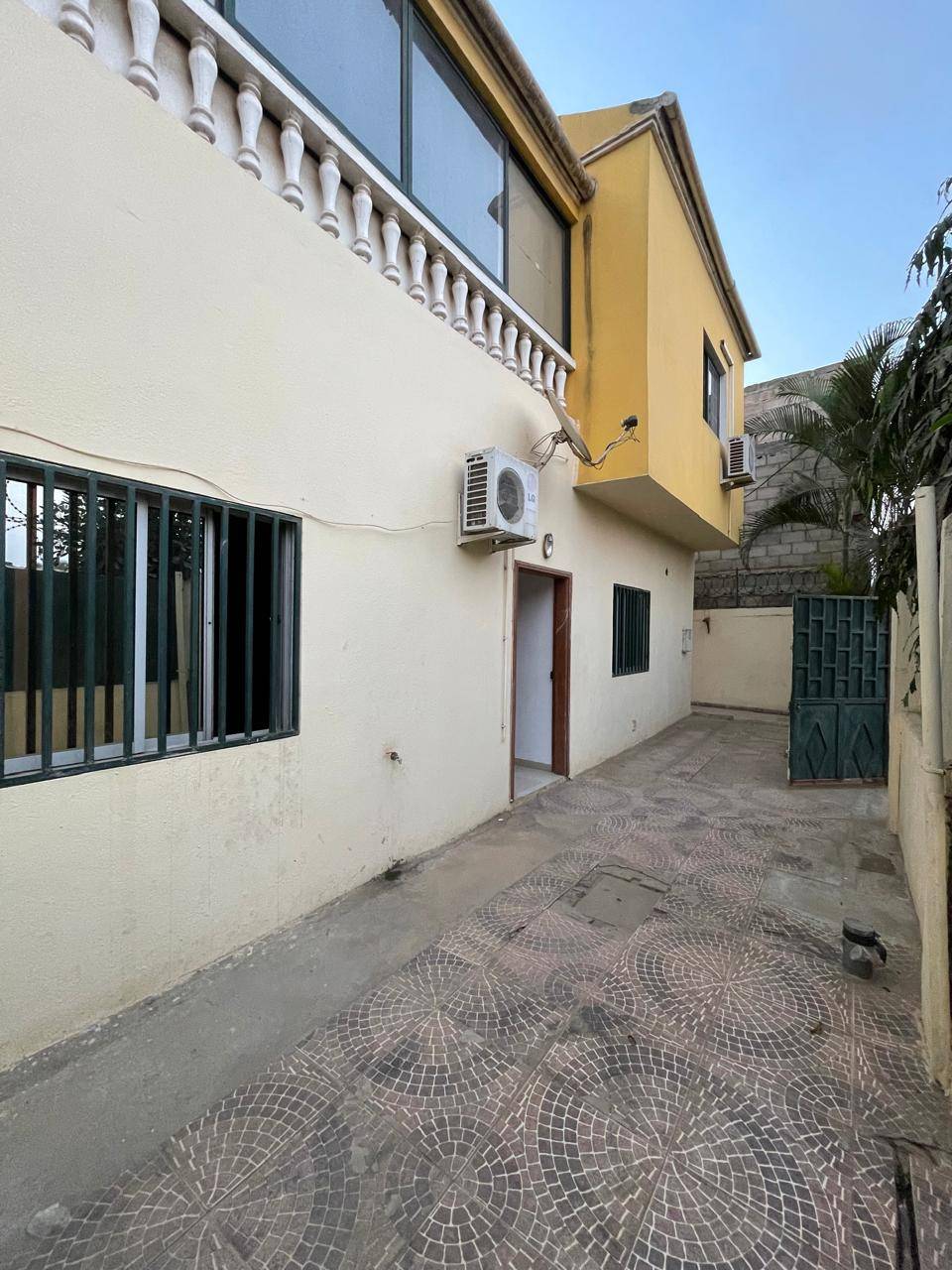 Arrenda-se esta casa T2 Climatizada / Quintal sozinho 0 minuto da estrada principal em Luanda - T2