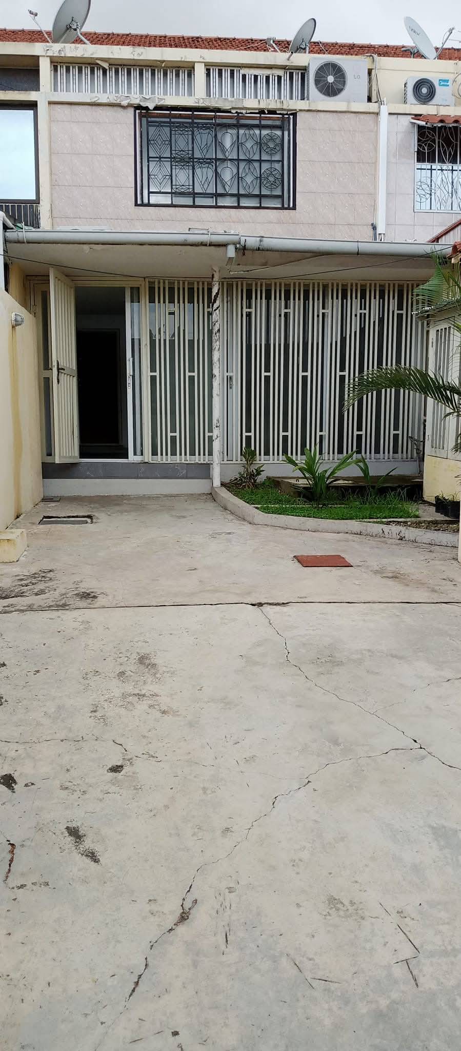 🚨VENDE-SE🇦🇴 Está Vivenda V3 no Centro da Cidade bairro Alvalade em Luanda - T3