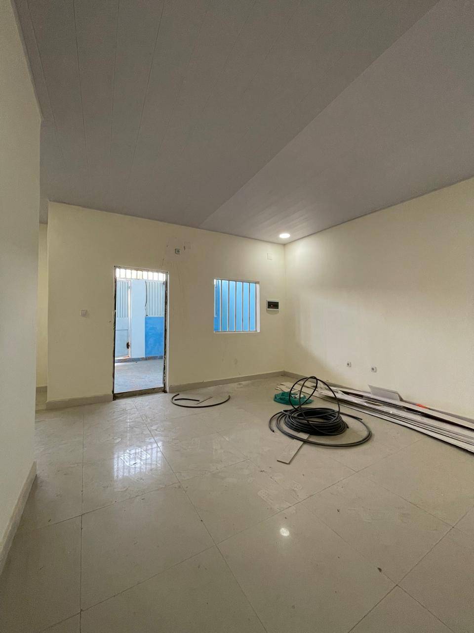 Arrenda-se esta casa T2 Limpa Dentro de um residencial de 3 Casas Novas e nunca foram habitadas - Foto 1