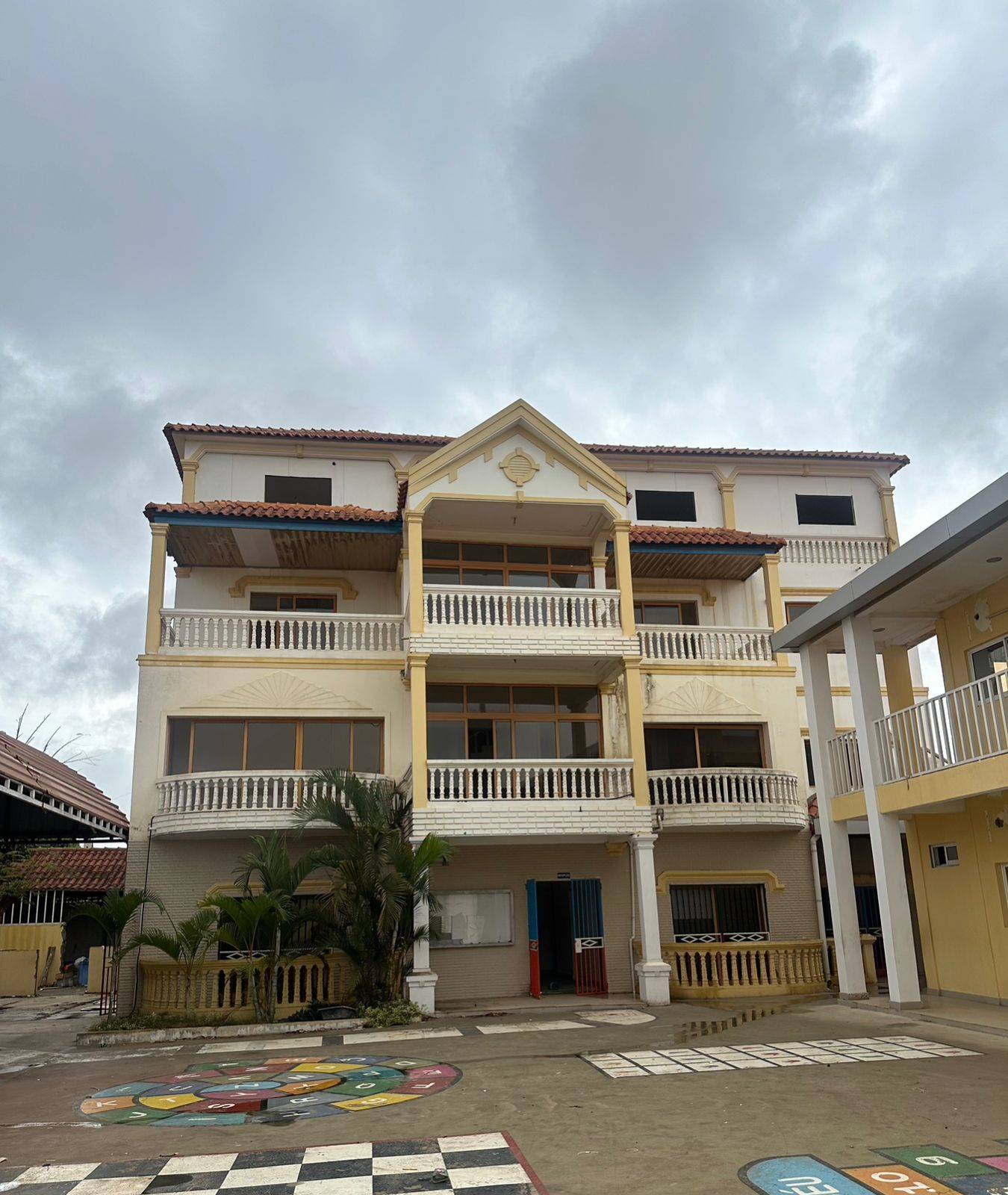 *IMÓVEL COM ESTRUTURA DE COLÉGIO - OPORTUNIDADE* em Luanda - T20