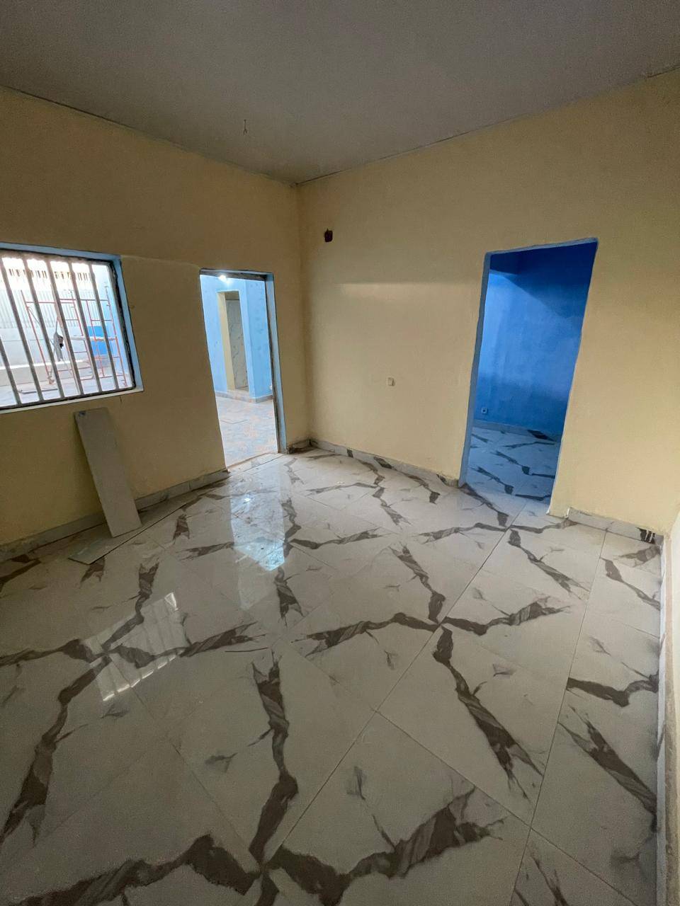 Arrenda-se esta casa T1 Nova Dentro de um residencial de 3 Casas Novas e nunca foi habitada . - Foto 1