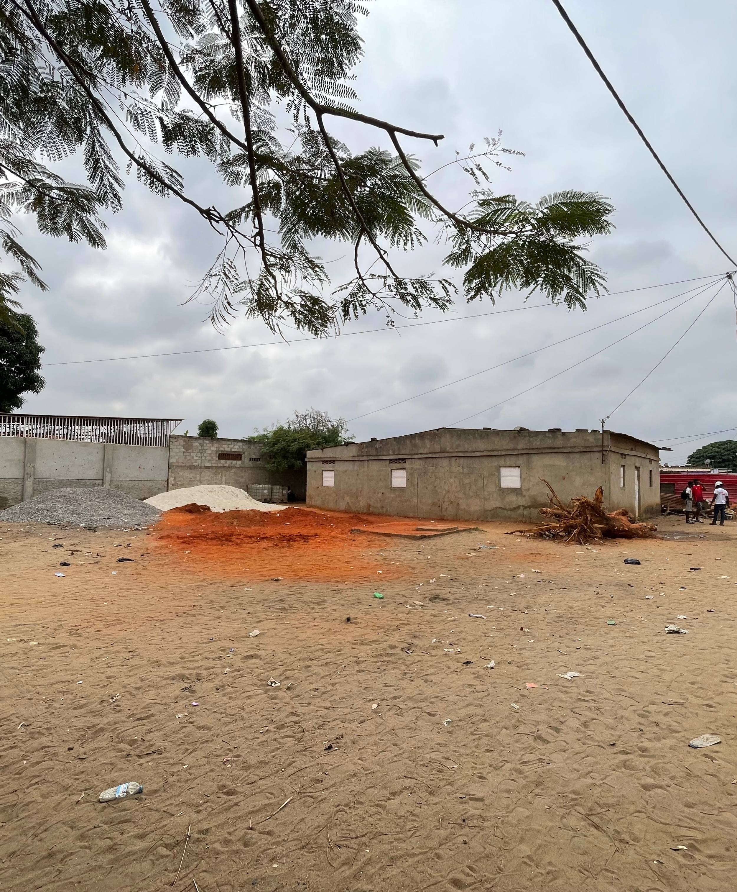 🏡 TERRENO À VENDA COM RESIDÊNCIA T4 DE OFERTA – BELA VISTA  em Luanda 